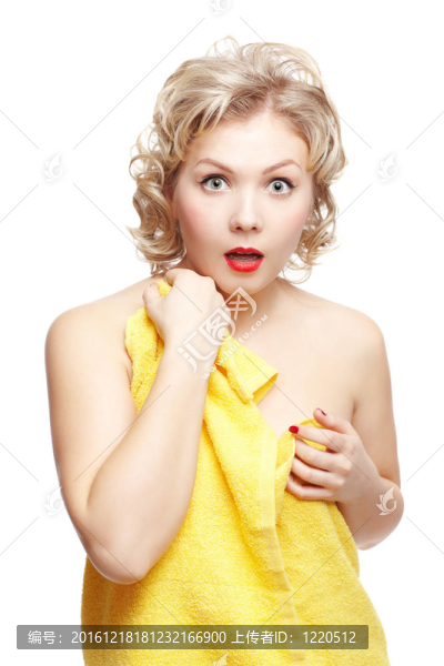 毛巾中的女人