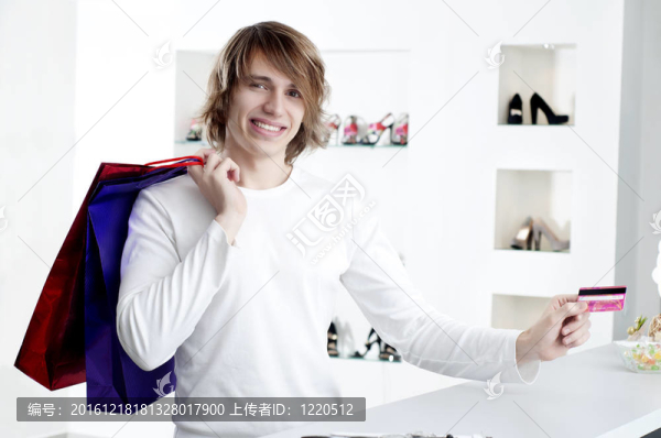 男子在購物結(jié)帳支付信用卡