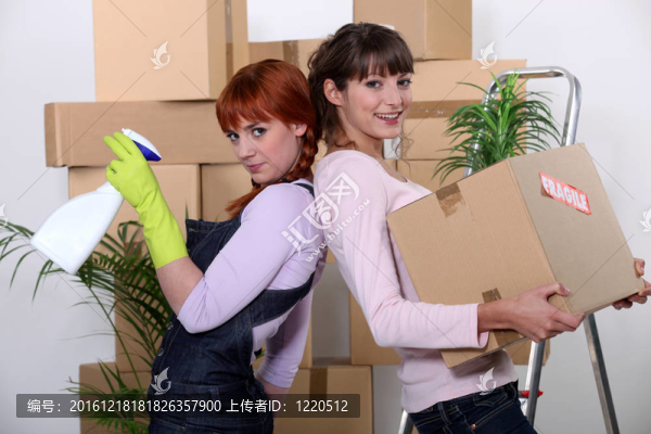 年輕婦女在搬家時打掃公寓