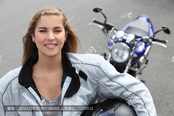 女士騎車