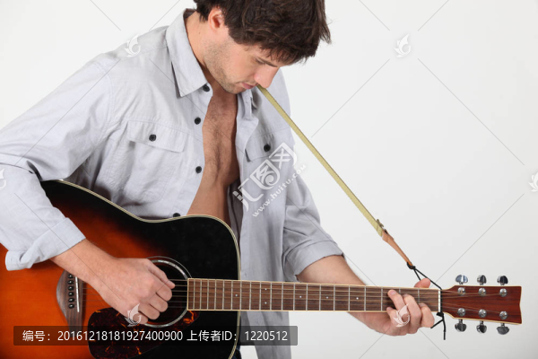彈吉他的年輕人