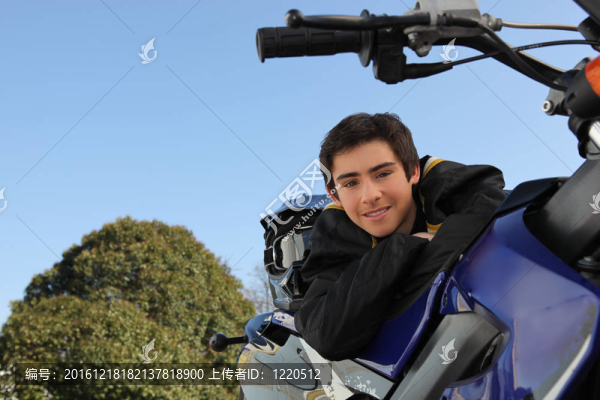 少年男孩騎摩托車
