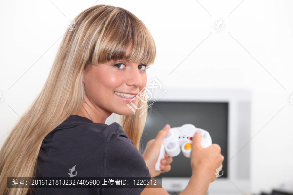 年輕女子玩電子游戲