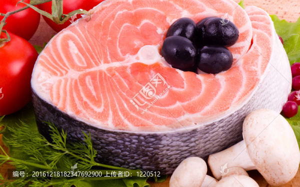 一盤(pán)三文魚(yú)配蔬菜