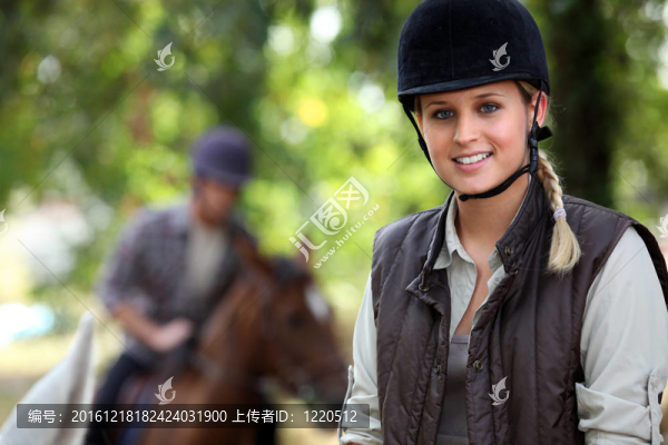 女孩騎馬