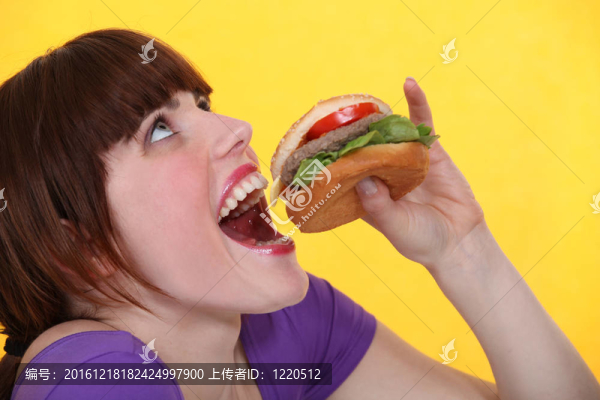 女人吃漢堡