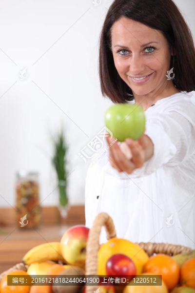 女人給蘋果