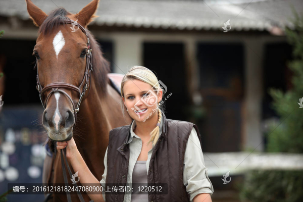 年輕女子照顧她的馬