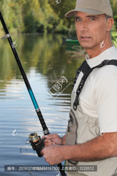 50歲男子在河邊釣魚