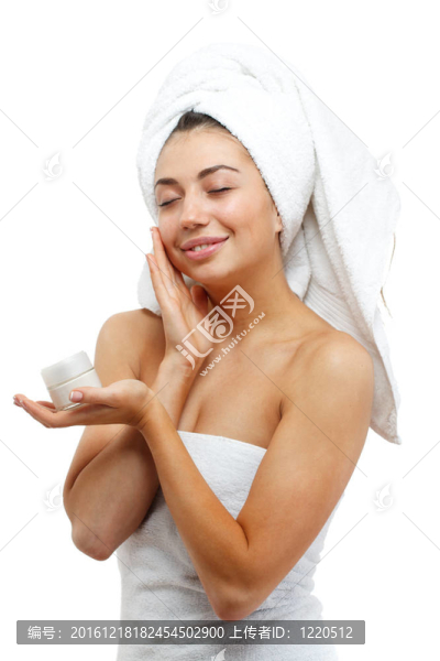 漂亮女性在臉上涂潤膚霜。