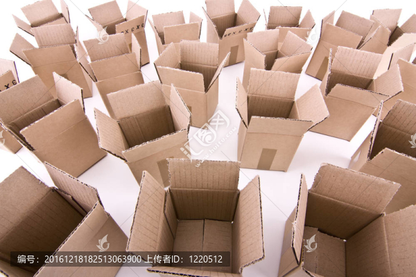 許多打開紙箱