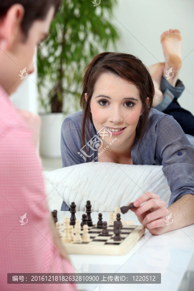 年輕女子下棋
