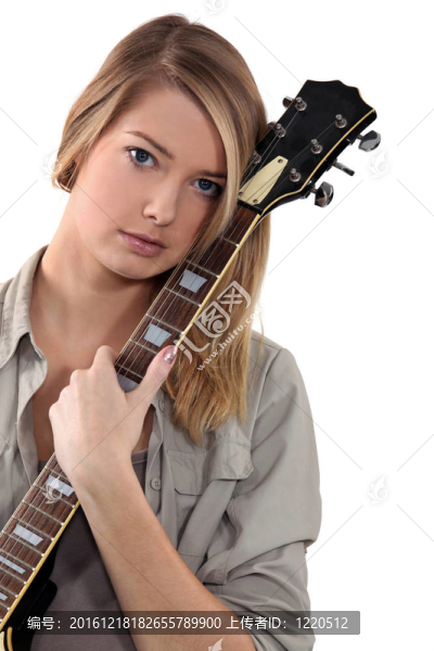 金發(fā)少女假扮吉他