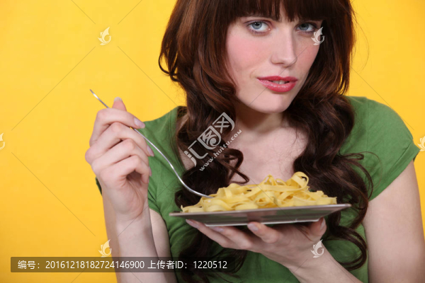 一個(gè)女人吃面食。