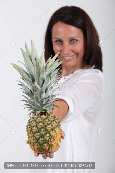 拿著菠蘿的女人