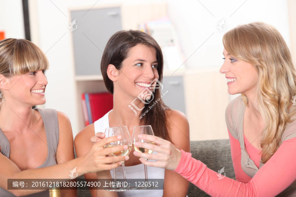 三個室友一起飲酒