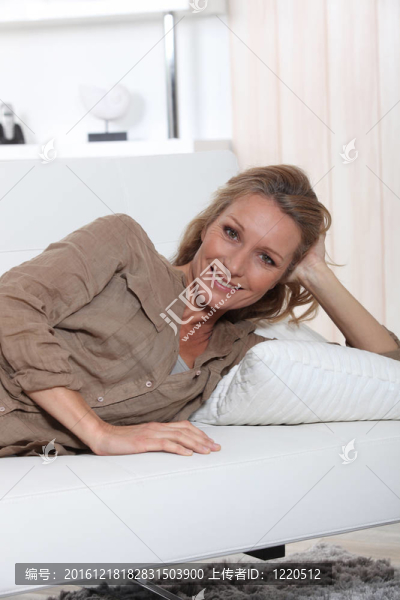 躺在沙發(fā)上的女人
