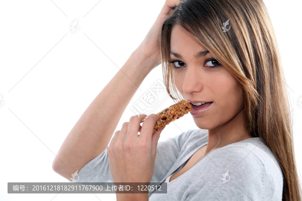 年輕女人吃麥片吧