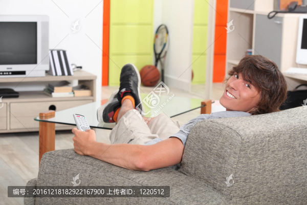 年輕人用腳放在桌子上