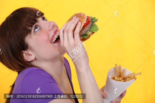 女孩欣喜若狂過漢堡套餐和薯條