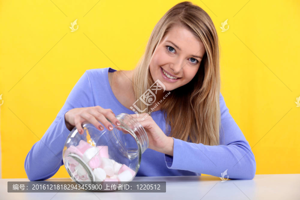 美食家的女人吃棉花糖