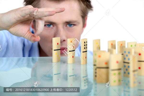 多米諾效應(yīng)