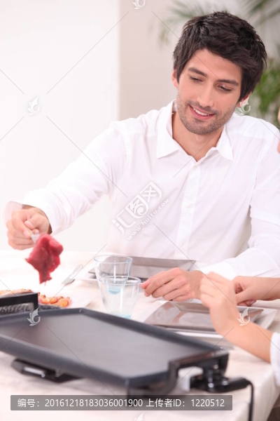 男子烹飪牛排桌上板