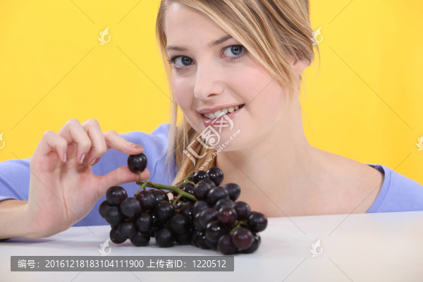戴著一串黑葡萄的女人