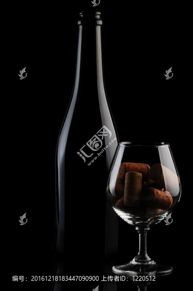 Cork在酒杯和酒瓶里