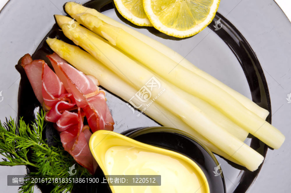 蘆筍；火腿和荷蘭醬
