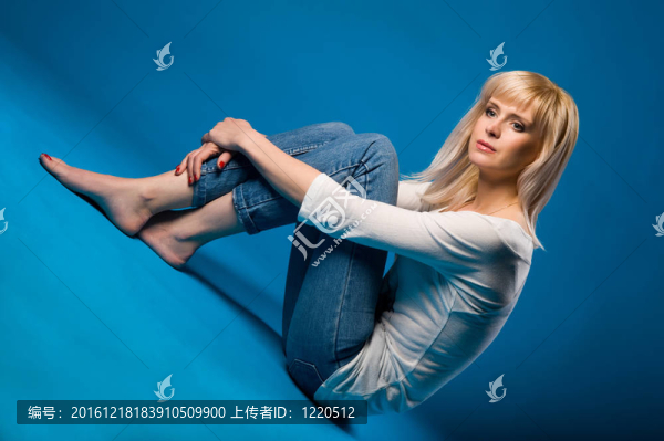 穿藍(lán)色牛仔褲的漂亮女孩
