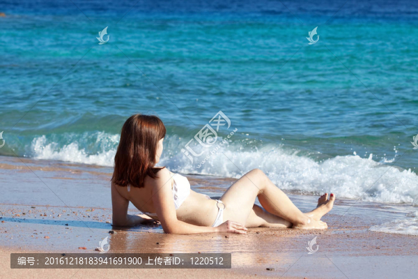 沙灘上的女人