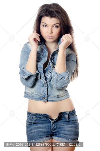 穿牛仔褲短褲的漂亮女孩