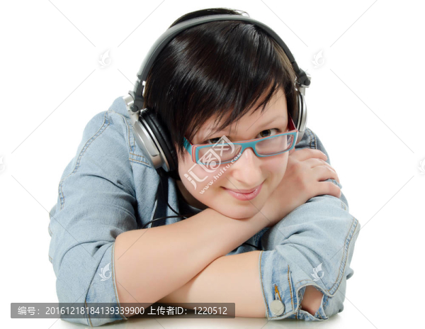 女孩通過耳朵聽音樂