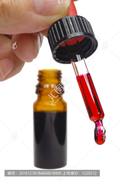 紅色的液體在吸液管