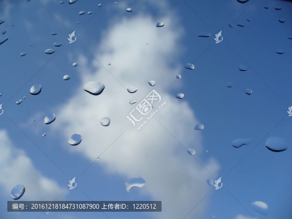 天空；云；玻璃滴