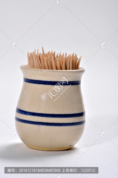 在一個牙簽盒牙簽