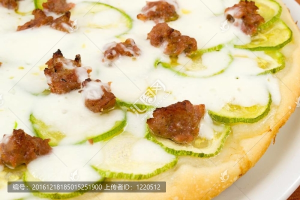 用西葫蘆香腸比薩