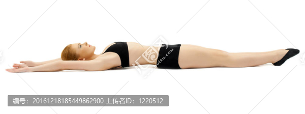 女青年在黑色輕松躺在白色