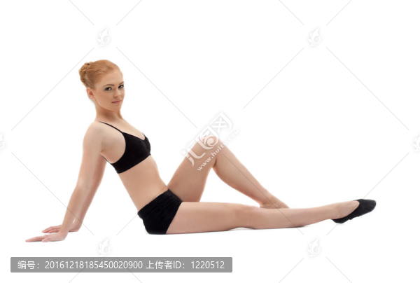 年輕女子在黑色訓練服中放松
