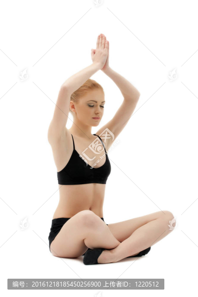可愛金發(fā)女孩坐在瑜伽姿勢