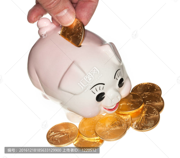 手把金幣放入存錢罐