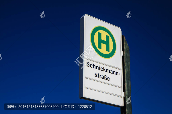 停在停車處的公共汽車站牌。