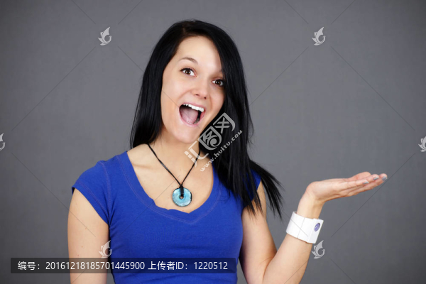 驚訝的年輕女子拿著東西