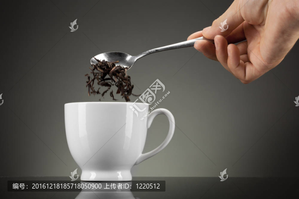 茶倒入灰色的白色杯子