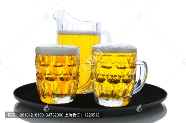 啤酒罐和玻璃杯