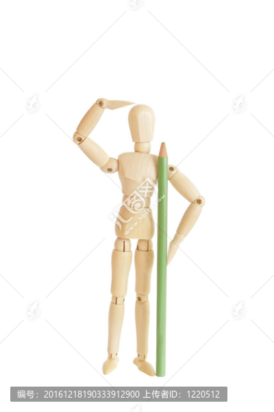 可愛的木制圖形持有綠色鉛筆和期待