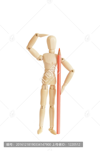 可愛的木制圖形持有橙色鉛筆和期待