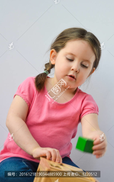 玩木制形狀的女孩