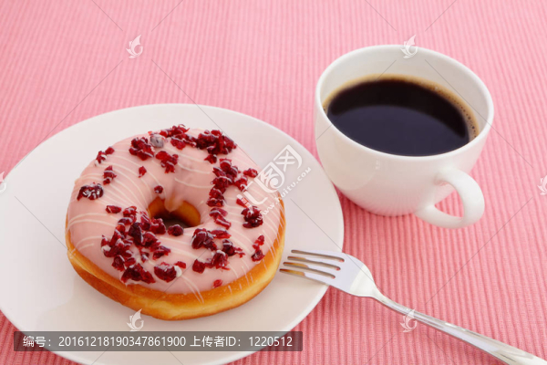 蔓越莓甜甜圈和一杯咖啡